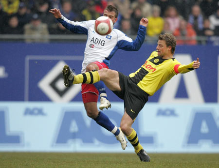 从手足无措到游刃有余，齐达内在公园学着踢毽子（齐达内公园踢毽子：从生疏到娴熟）