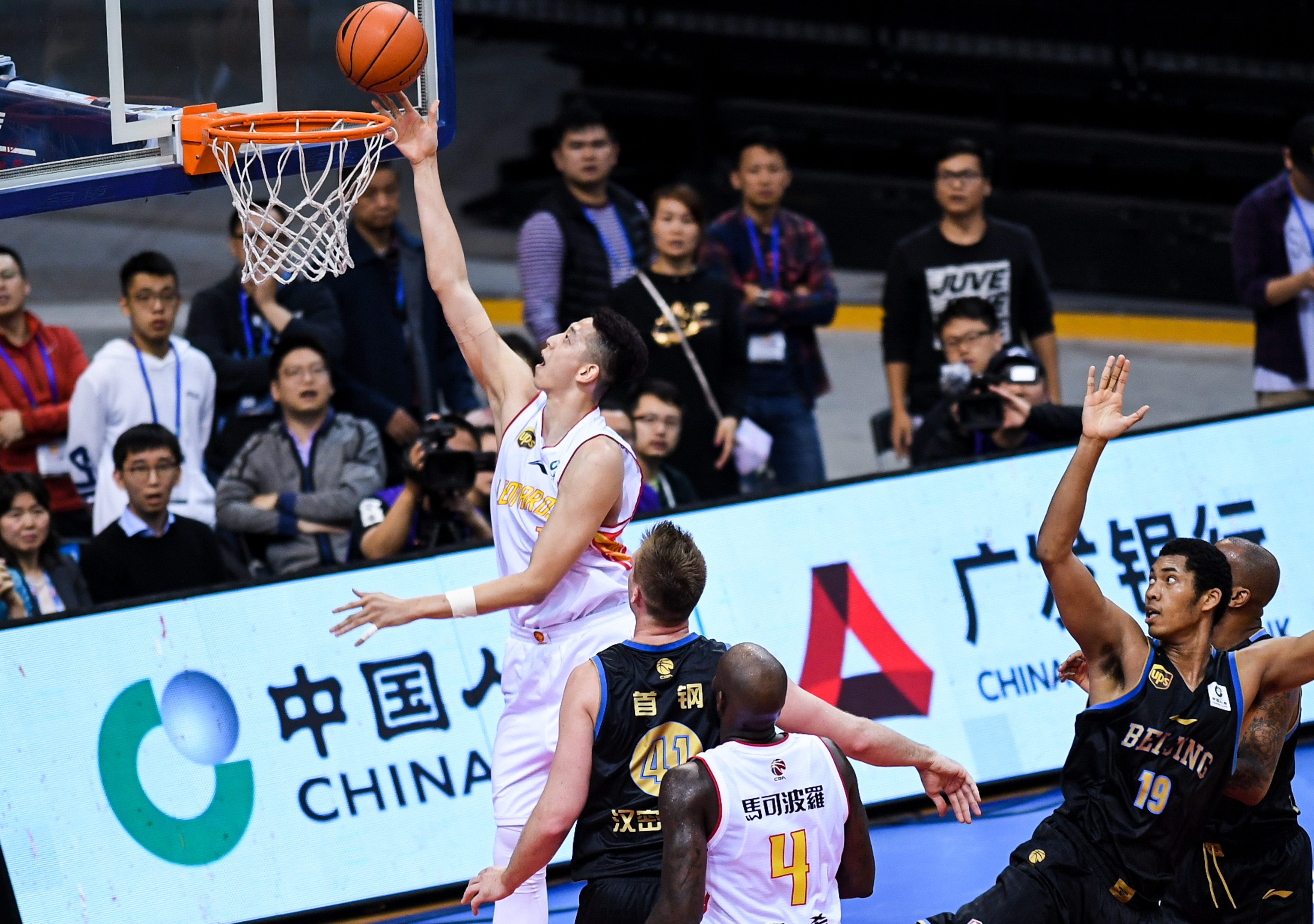 贝纳蒂亚：除了德布劳内，夏窗我们还联系过韦斯利-福法纳（贝纳蒂亚：今夏除德布劳内外，我们也与韦斯利-福法纳接触过）